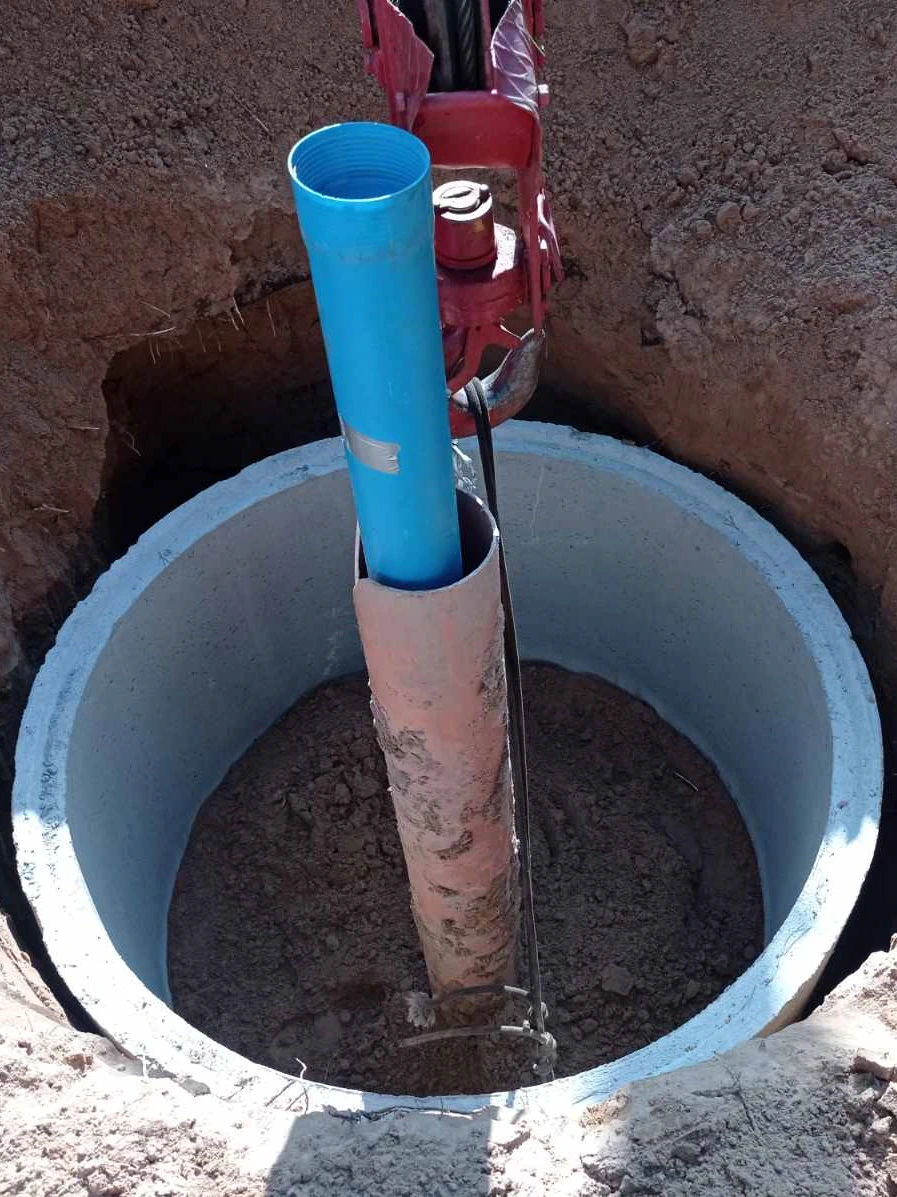 Установка бетонного кольца в колодец