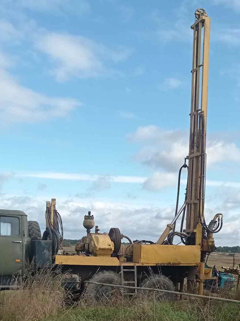 Буровая установка готовится к бурению